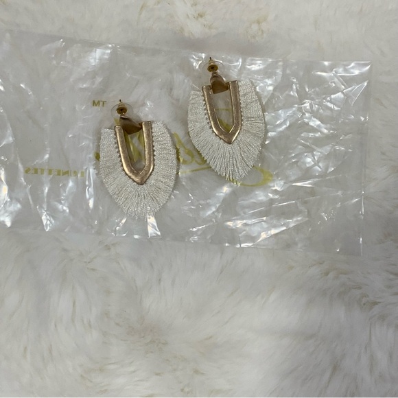 New NWOT boho summer dangle earrings cream/ivory gold spring bohemian fringe - Picture 7 of 7